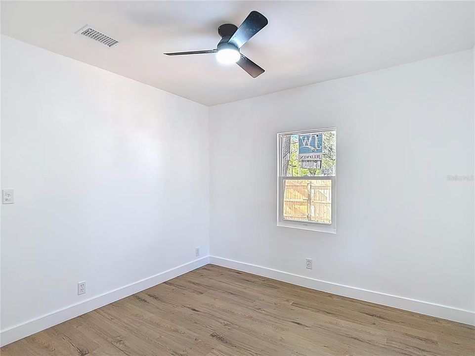 На продажу: $310,000 (2 спален, 1 ванн, 895 Квадратных фут)