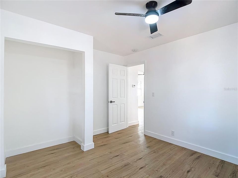 На продажу: $310,000 (2 спален, 1 ванн, 895 Квадратных фут)