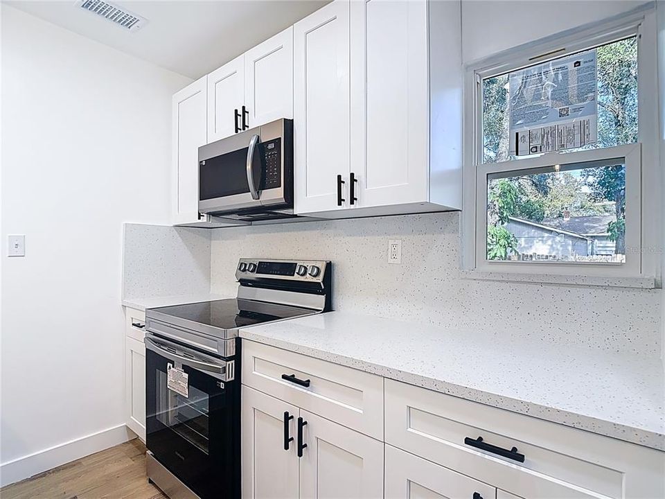 На продажу: $310,000 (2 спален, 1 ванн, 895 Квадратных фут)