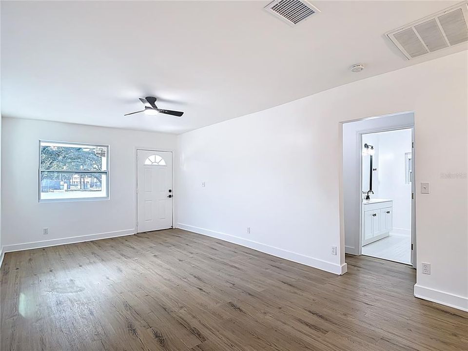 На продажу: $310,000 (2 спален, 1 ванн, 895 Квадратных фут)