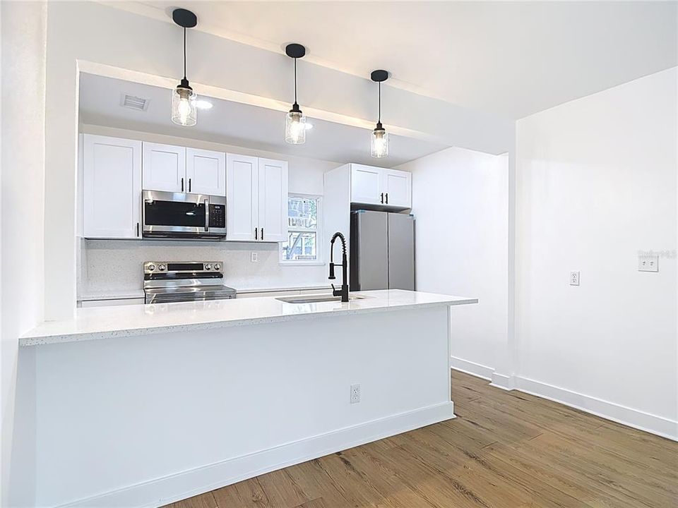 На продажу: $310,000 (2 спален, 1 ванн, 895 Квадратных фут)