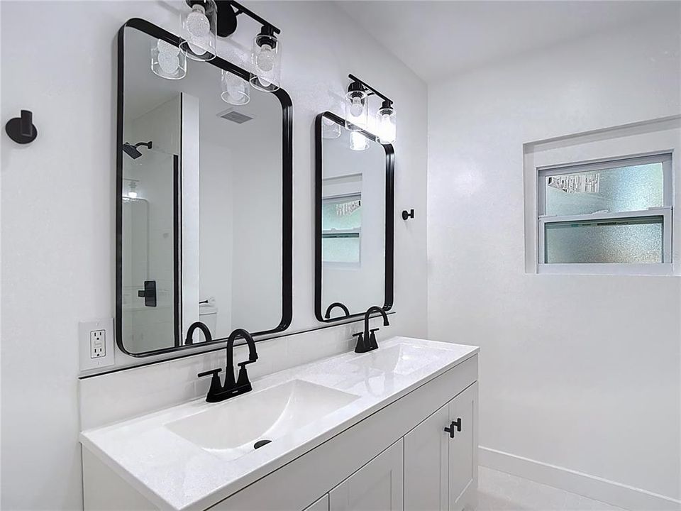 На продажу: $310,000 (2 спален, 1 ванн, 895 Квадратных фут)