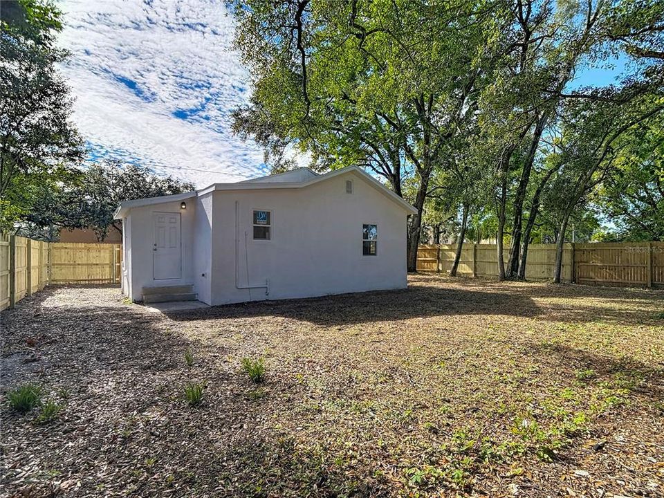 На продажу: $310,000 (2 спален, 1 ванн, 895 Квадратных фут)