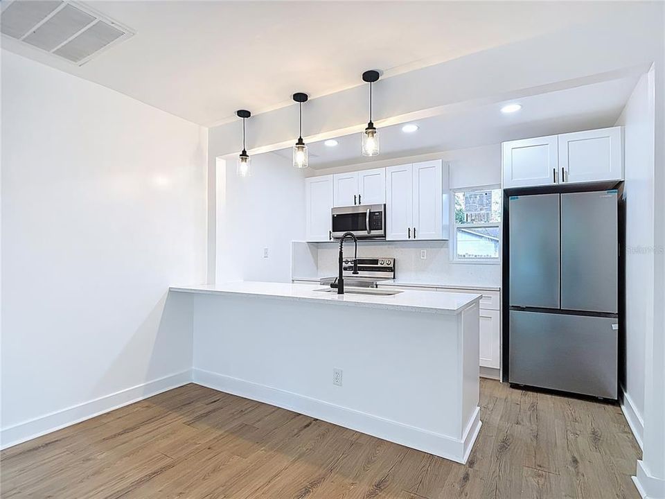 На продажу: $310,000 (2 спален, 1 ванн, 895 Квадратных фут)