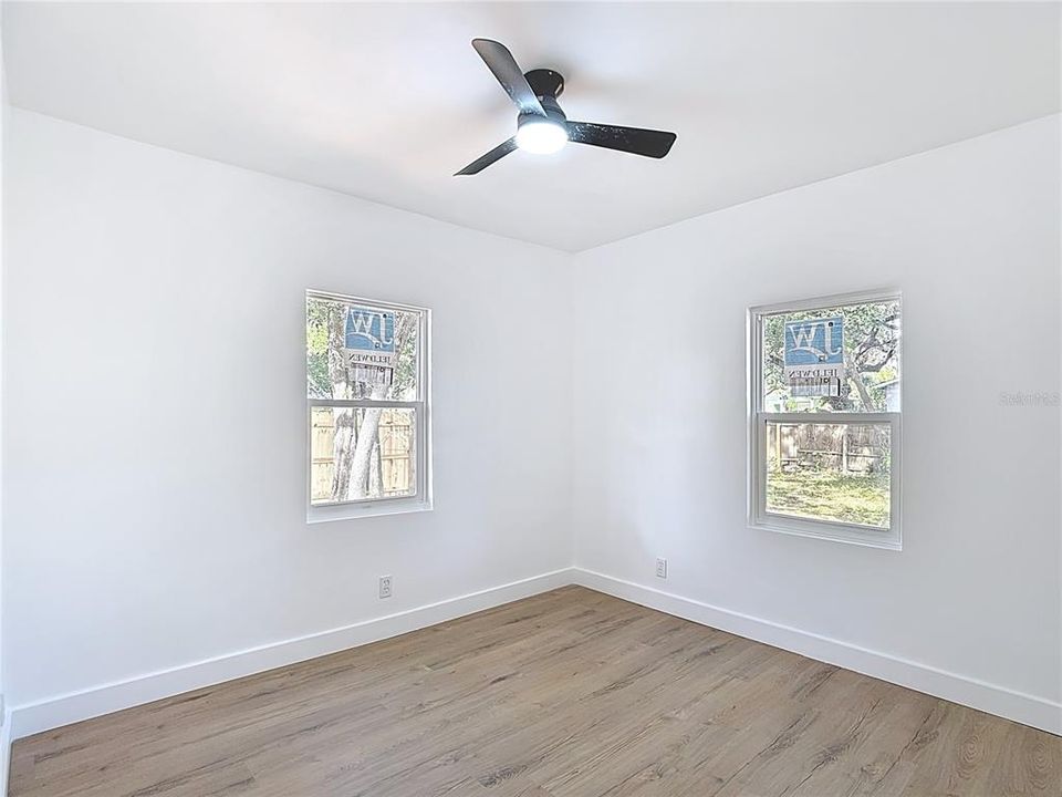 На продажу: $310,000 (2 спален, 1 ванн, 895 Квадратных фут)