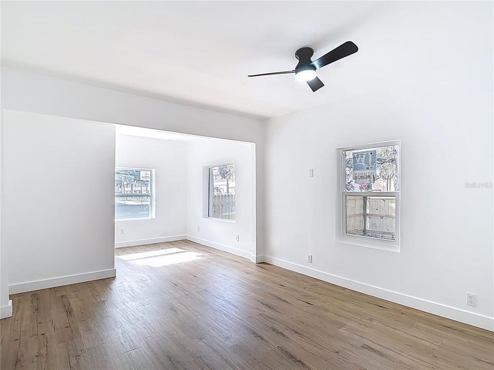 На продажу: $310,000 (2 спален, 1 ванн, 895 Квадратных фут)