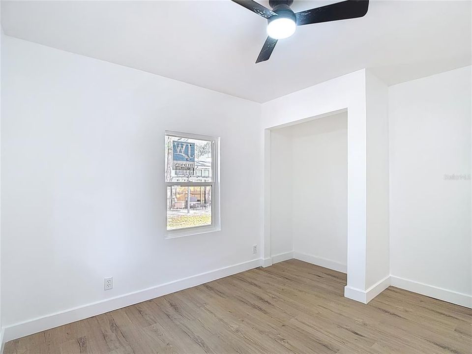 На продажу: $310,000 (2 спален, 1 ванн, 895 Квадратных фут)