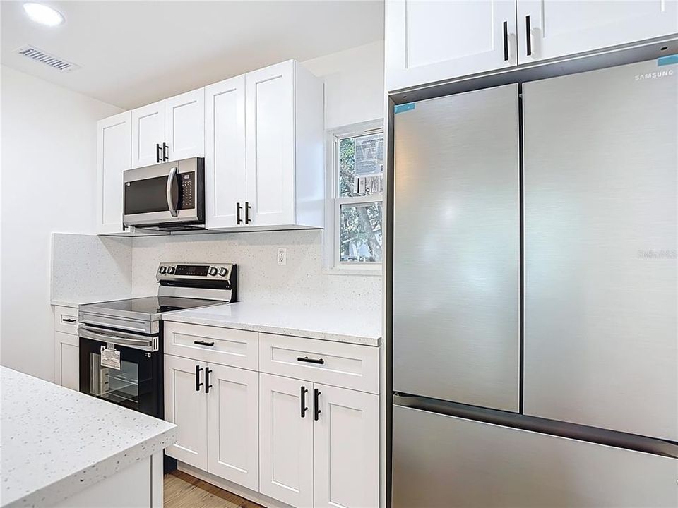 На продажу: $310,000 (2 спален, 1 ванн, 895 Квадратных фут)