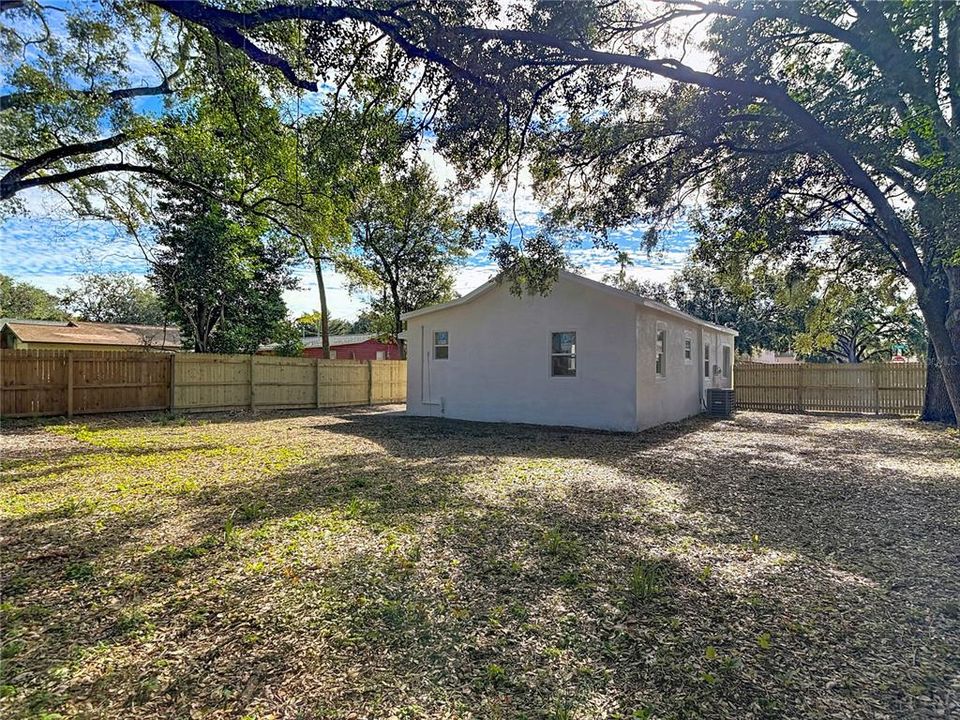 На продажу: $310,000 (2 спален, 1 ванн, 895 Квадратных фут)