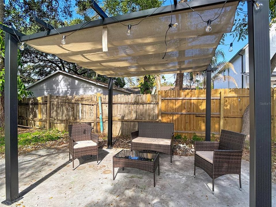 На продажу: $310,000 (2 спален, 1 ванн, 895 Квадратных фут)