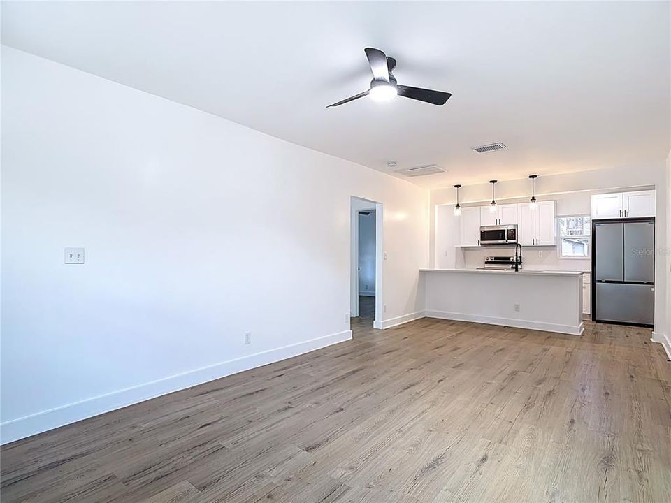 На продажу: $310,000 (2 спален, 1 ванн, 895 Квадратных фут)