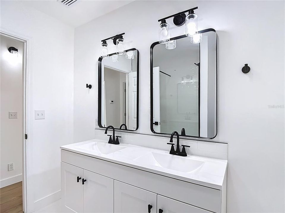 На продажу: $310,000 (2 спален, 1 ванн, 895 Квадратных фут)