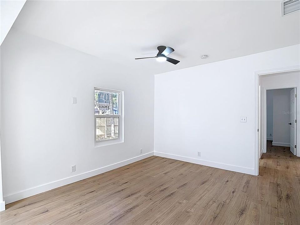 На продажу: $310,000 (2 спален, 1 ванн, 895 Квадратных фут)