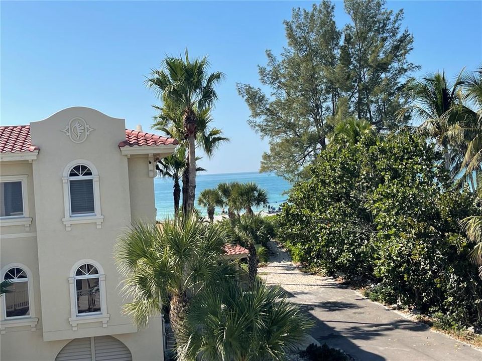 For Sale: $2,395,000 (3 beds, 3 baths, 2136 Square Feet)