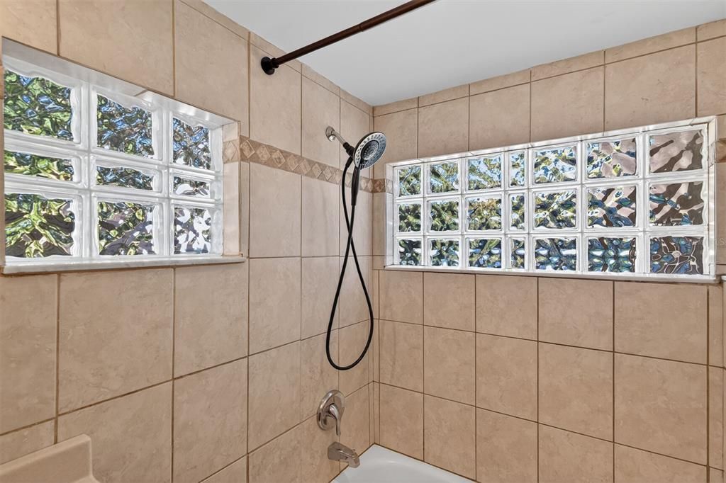 Activo con contrato: $324,000 (3 camas, 2 baños, 1317 Pies cuadrados)