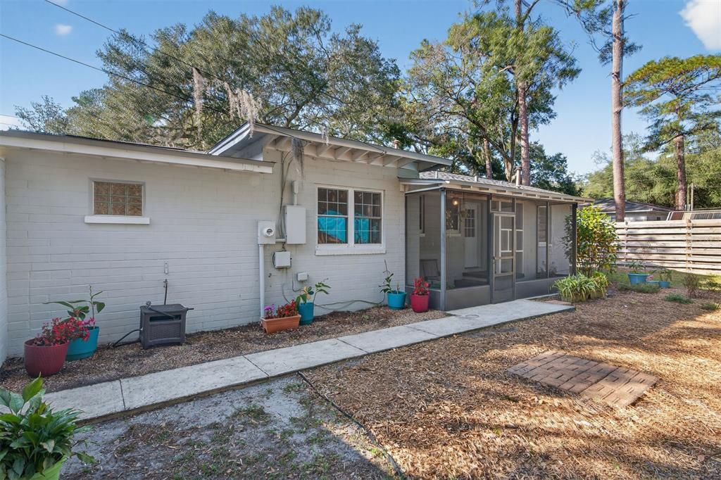 Activo con contrato: $324,000 (3 camas, 2 baños, 1317 Pies cuadrados)