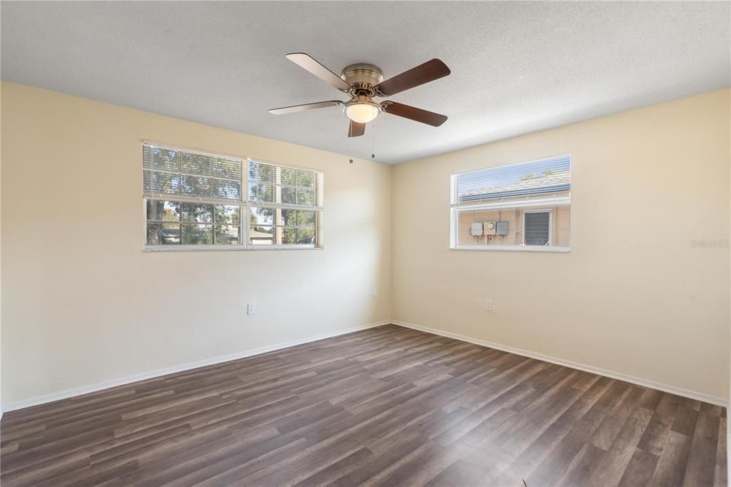 待售: $215,000 (2 贝兹, 2 浴室, 1012 平方英尺)