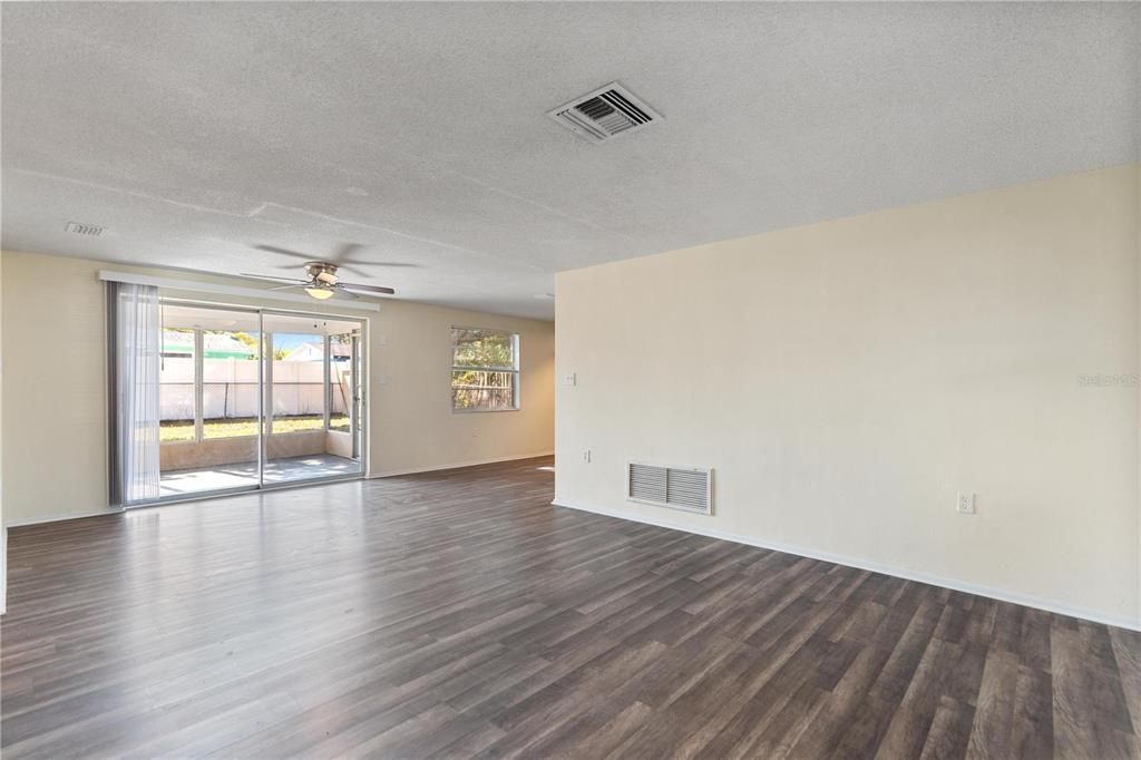 待售: $215,000 (2 贝兹, 2 浴室, 1012 平方英尺)