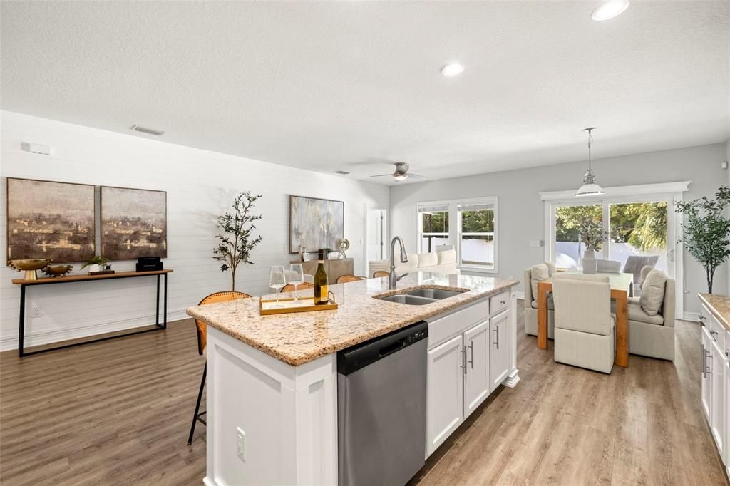 Под контрактом: $599,000 (3 спален, 2 ванн, 1596 Квадратных фут)