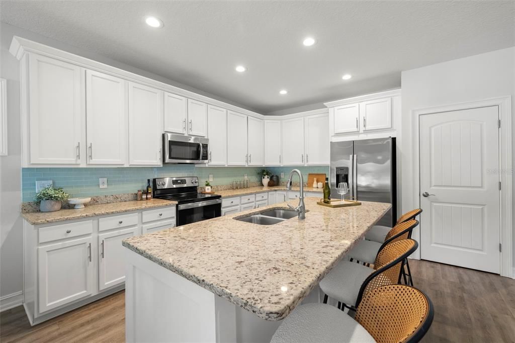 Под контрактом: $599,000 (3 спален, 2 ванн, 1596 Квадратных фут)