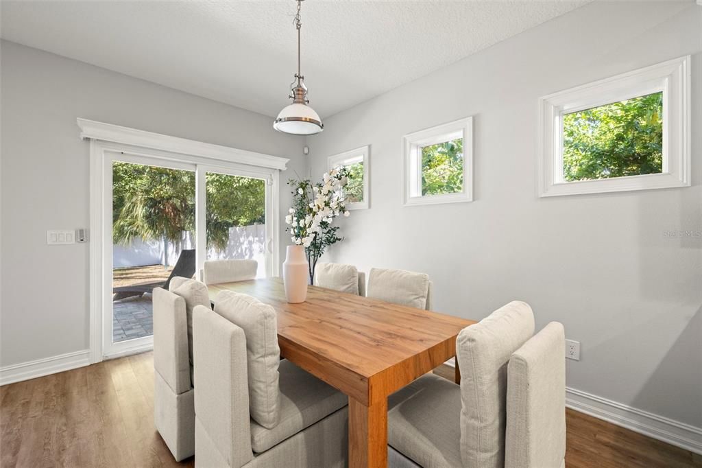 Под контрактом: $599,000 (3 спален, 2 ванн, 1596 Квадратных фут)