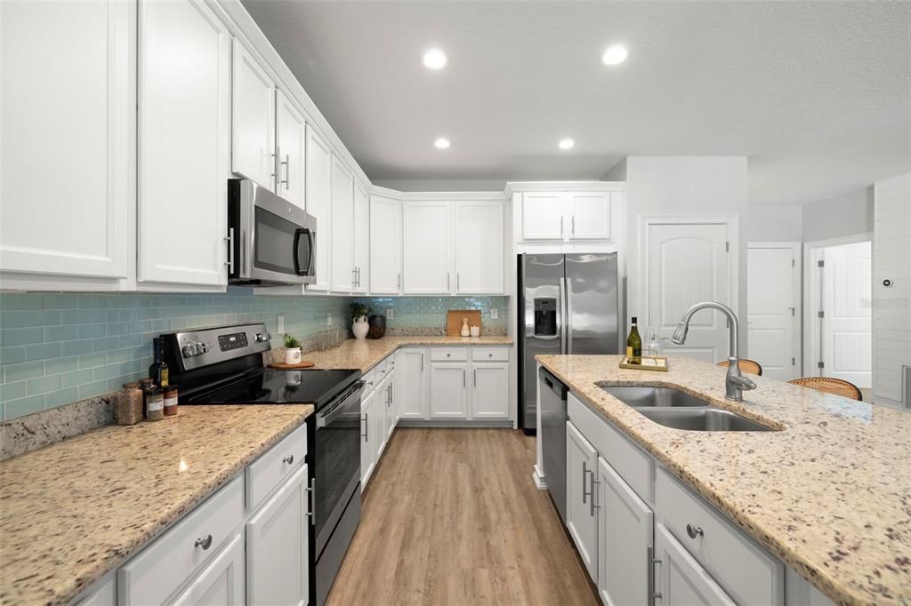 Под контрактом: $599,000 (3 спален, 2 ванн, 1596 Квадратных фут)