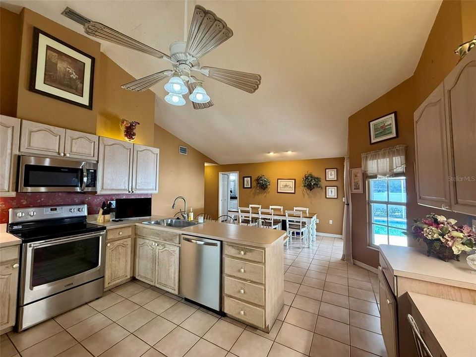 En Venta: $450,000 (4 camas, 2 baños, 2104 Pies cuadrados)