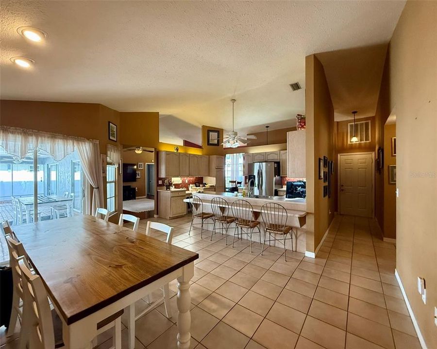 En Venta: $450,000 (4 camas, 2 baños, 2104 Pies cuadrados)