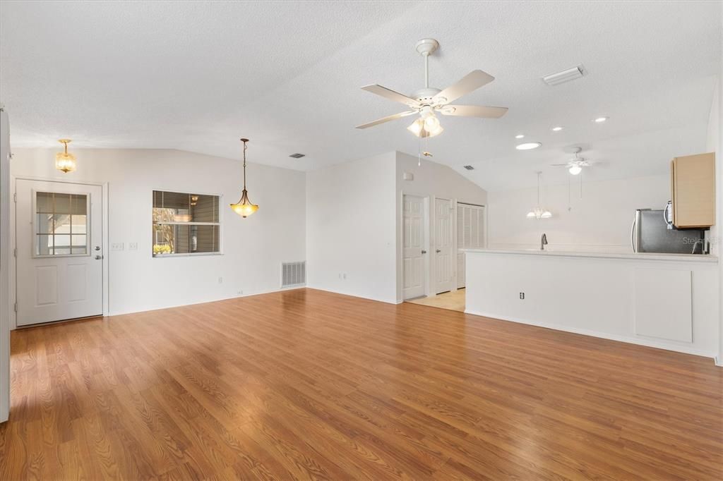 For Sale: $279,900 (2 beds, 2 baths, 1156 Square Feet)