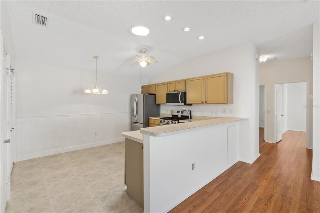 For Sale: $279,900 (2 beds, 2 baths, 1156 Square Feet)