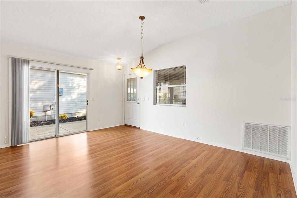 For Sale: $279,900 (2 beds, 2 baths, 1156 Square Feet)