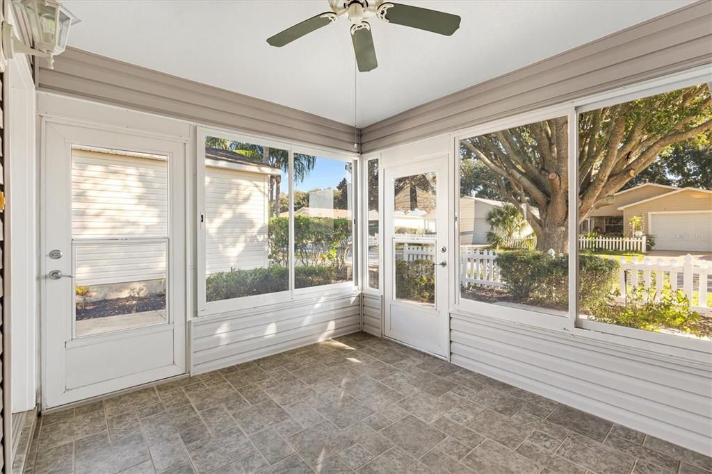 For Sale: $279,900 (2 beds, 2 baths, 1156 Square Feet)