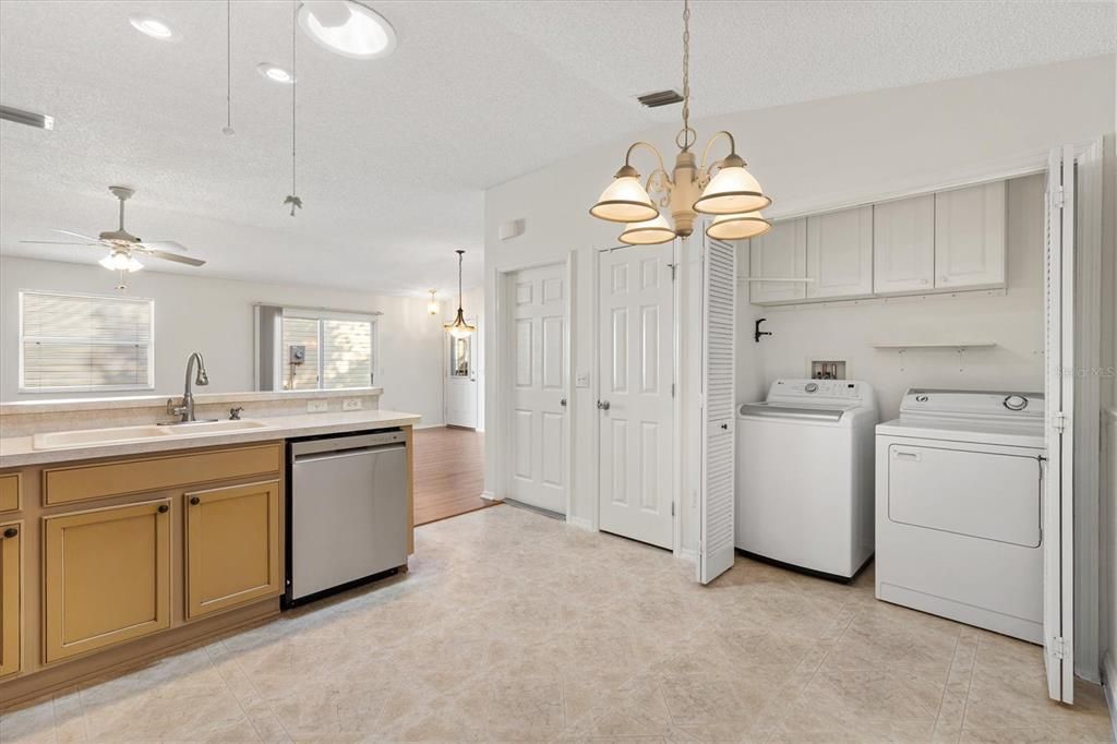 For Sale: $279,900 (2 beds, 2 baths, 1156 Square Feet)