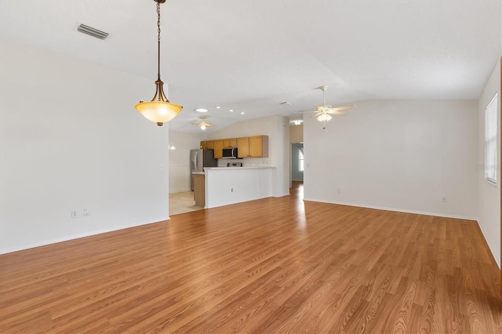 For Sale: $279,900 (2 beds, 2 baths, 1156 Square Feet)