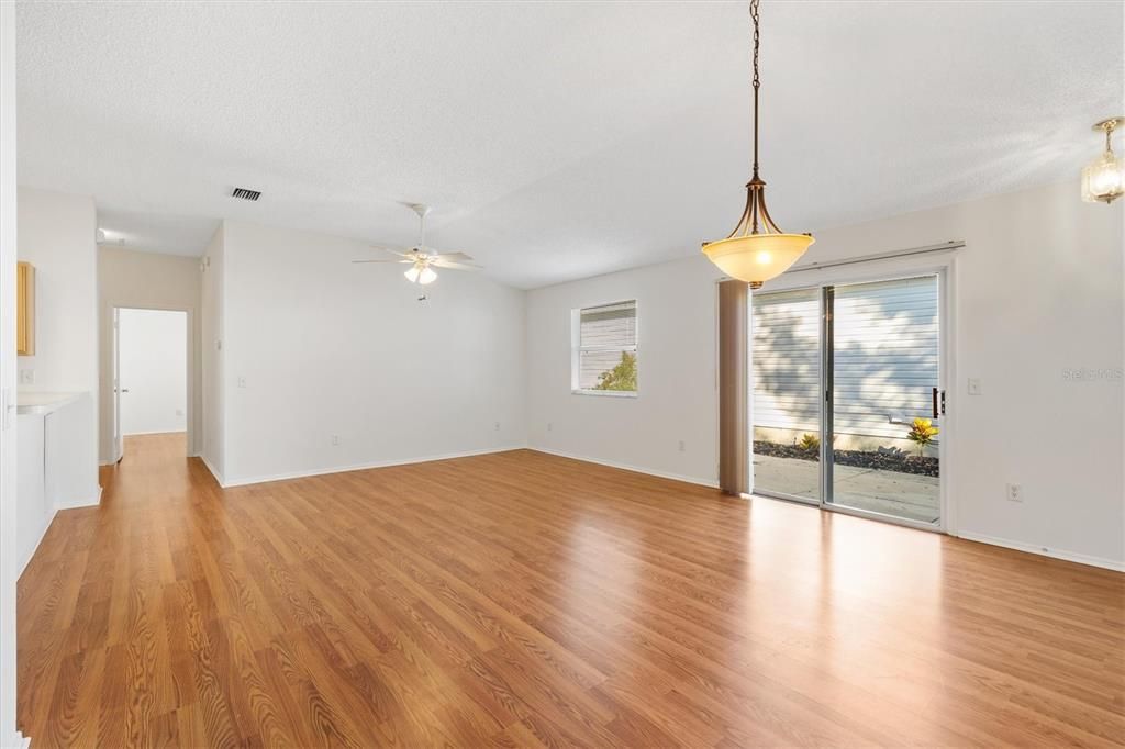 For Sale: $279,900 (2 beds, 2 baths, 1156 Square Feet)