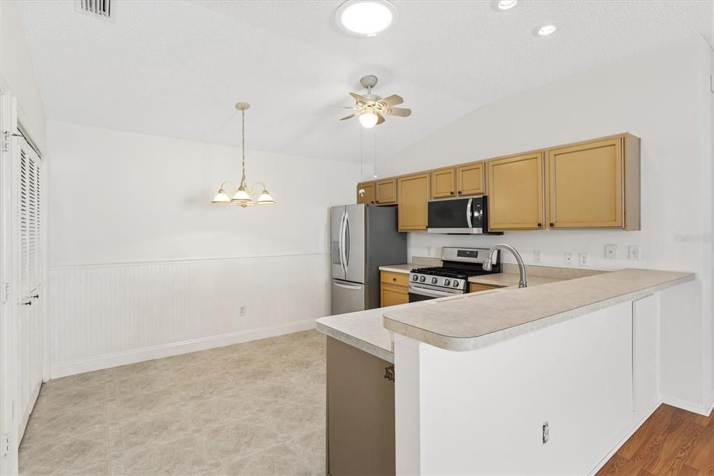 For Sale: $279,900 (2 beds, 2 baths, 1156 Square Feet)