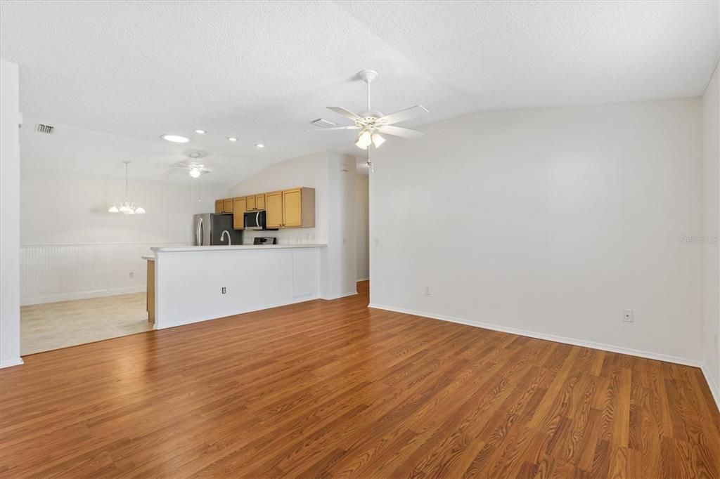 For Sale: $279,900 (2 beds, 2 baths, 1156 Square Feet)