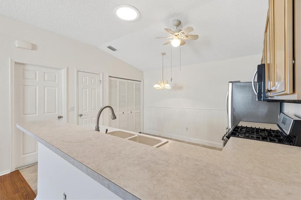 For Sale: $279,900 (2 beds, 2 baths, 1156 Square Feet)