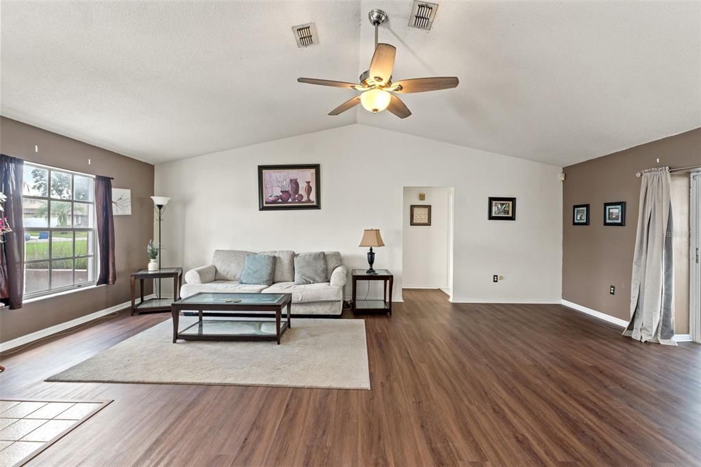 待售: $290,000 (2 贝兹, 2 浴室, 1662 平方英尺)