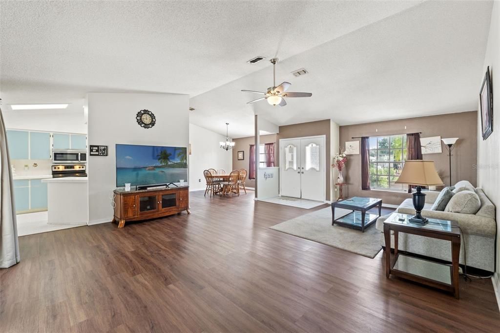 待售: $290,000 (2 贝兹, 2 浴室, 1662 平方英尺)