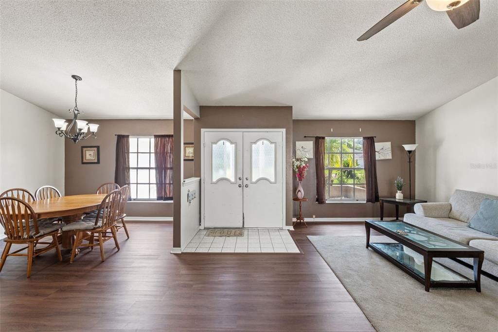 待售: $290,000 (2 贝兹, 2 浴室, 1662 平方英尺)