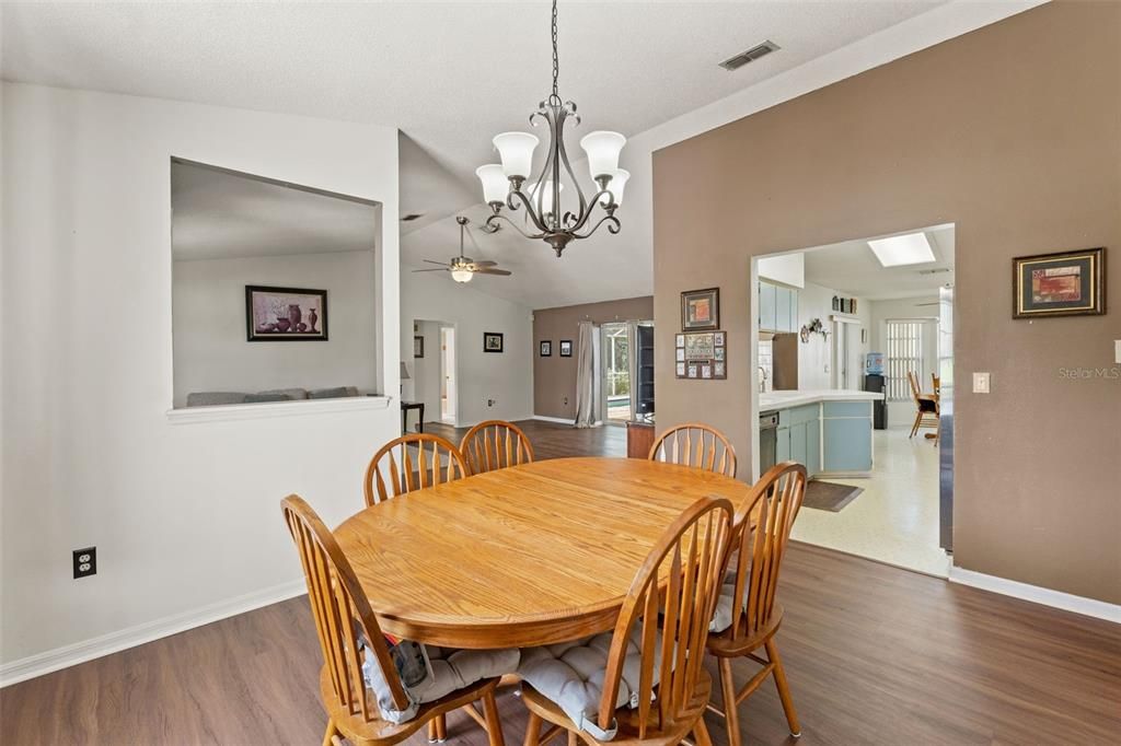 待售: $290,000 (2 贝兹, 2 浴室, 1662 平方英尺)