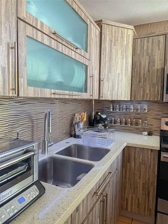 For Sale: $249,000 (2 beds, 2 baths, 1017 Square Feet)