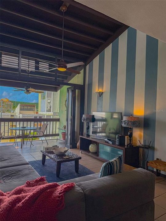 For Sale: $249,000 (2 beds, 2 baths, 1017 Square Feet)