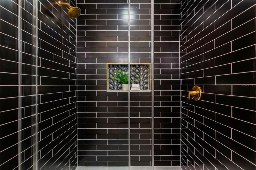 Activo con contrato: $550,000 (3 camas, 2 baños, 2093 Pies cuadrados)