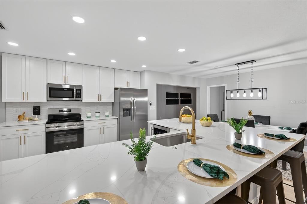 Activo con contrato: $550,000 (3 camas, 2 baños, 2093 Pies cuadrados)