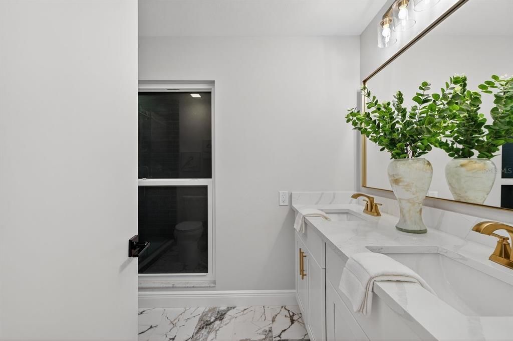 Activo con contrato: $550,000 (3 camas, 2 baños, 2093 Pies cuadrados)