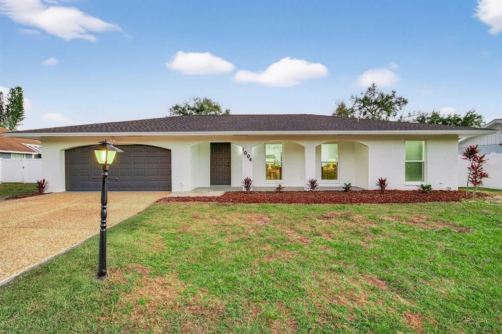 Activo con contrato: $550,000 (3 camas, 2 baños, 2093 Pies cuadrados)