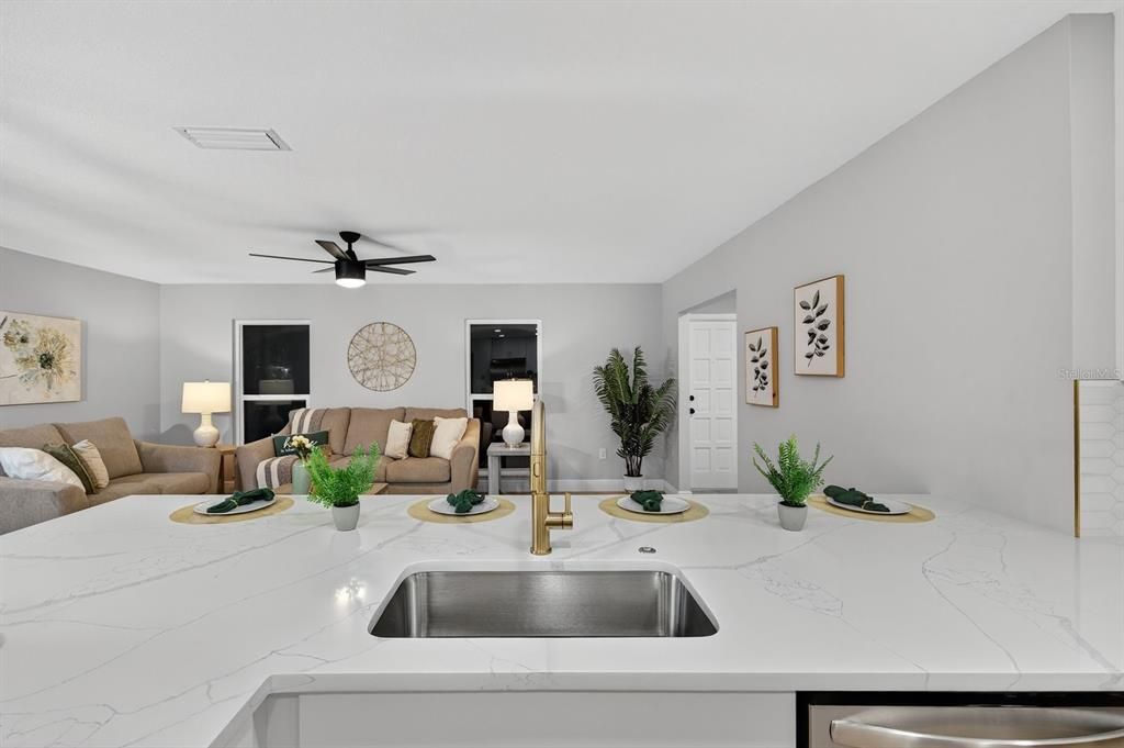 Activo con contrato: $550,000 (3 camas, 2 baños, 2093 Pies cuadrados)