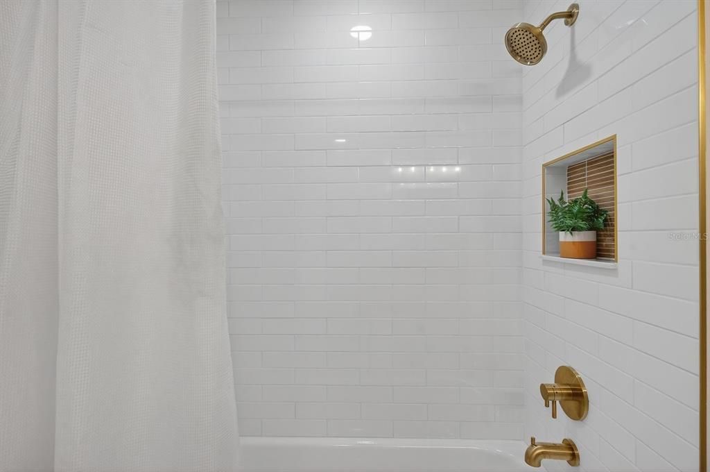 Activo con contrato: $550,000 (3 camas, 2 baños, 2093 Pies cuadrados)